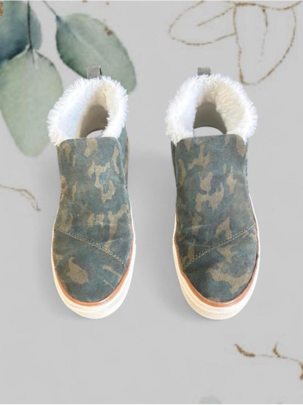 TOMS Camo Canvas Slip-On
Sneakers Faux Fur Lined
Green Fur Trim Women. Size 8